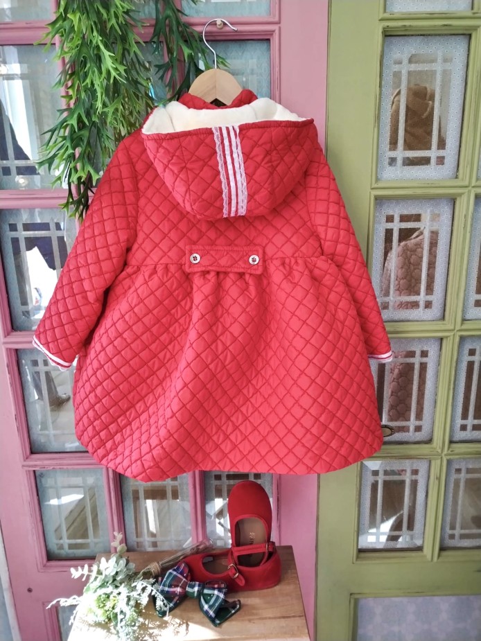 abrigo rojo para niña