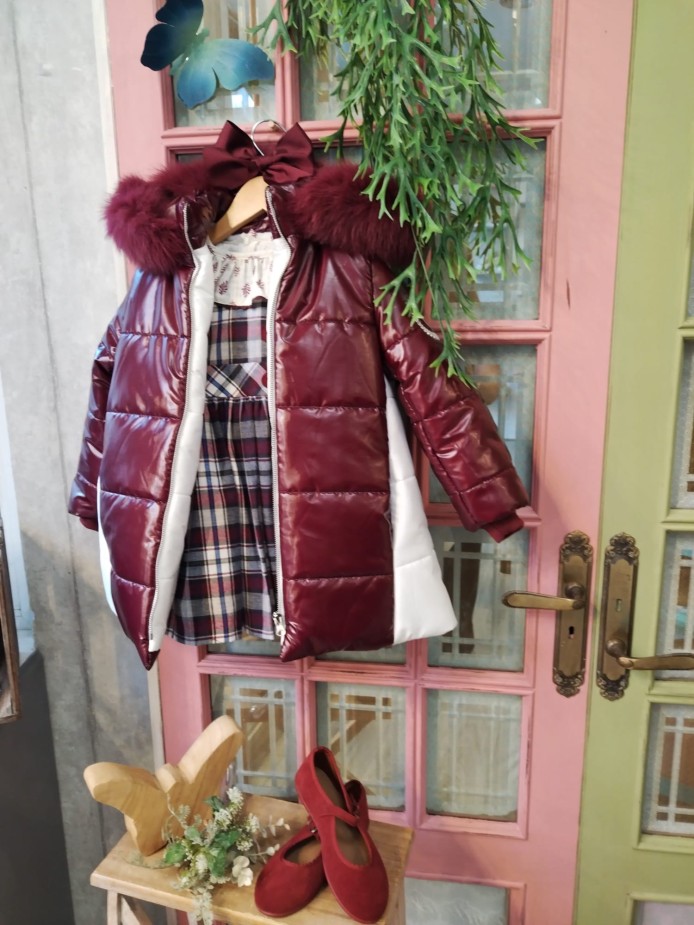 Abrigo granate Noma Fernández.