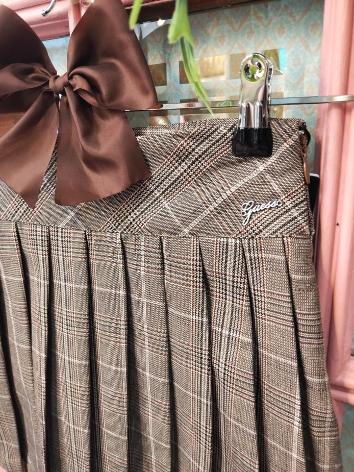 Falda colegial para niña de la marca Guess