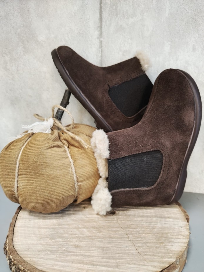 BOTA MARRON NIÑA
