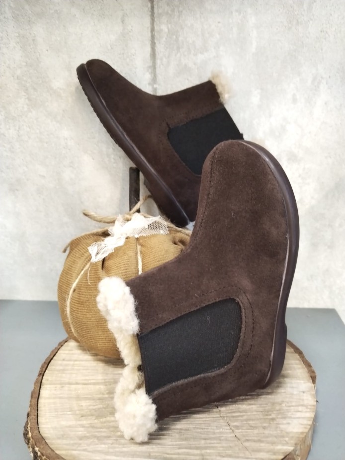 BOTA MARRON NIÑA