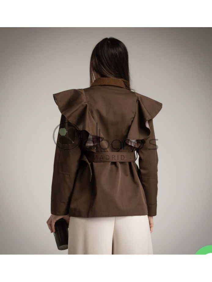 TRENCH VOLANTES MARRÓN