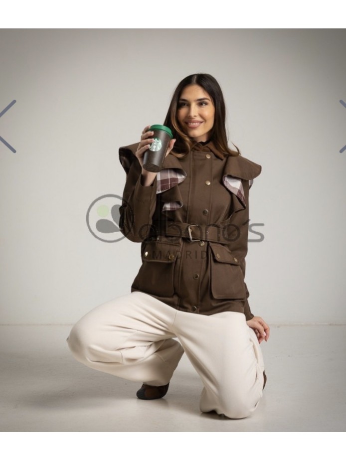 TRENCH VOLANTES MARRÓN