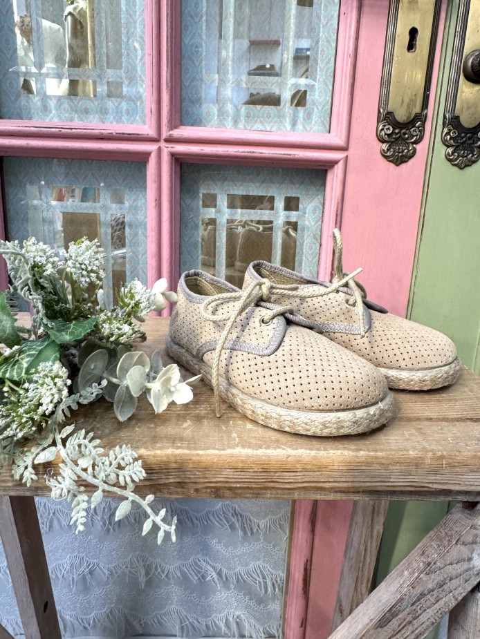 ALPARGATA PERFORADA ARENA CORDÓN CHUCHES